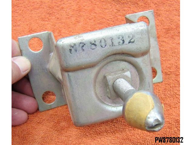 Pin Hood Striker & Pin 60 Chev Full Size - NOS GM