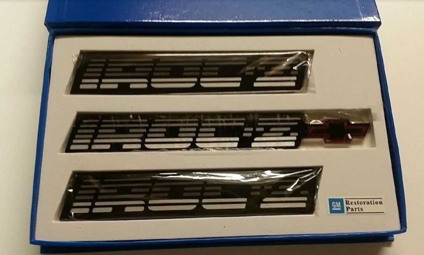 Emblem Set: IROC-Z - Silver/Black Series  Emblem Kit